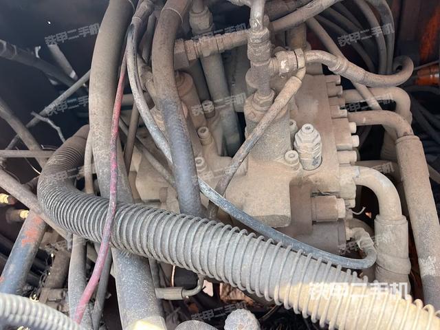 回转马达和主控阀(整机外观) 回转马达和主控阀(整机外观)