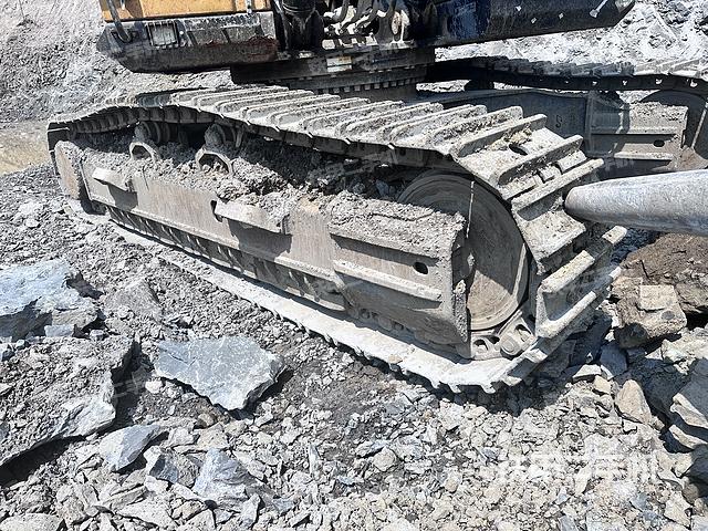 單側(cè)履帶整體(整機(jī)外觀) 單側(cè)履帶整體(整機(jī)外觀)