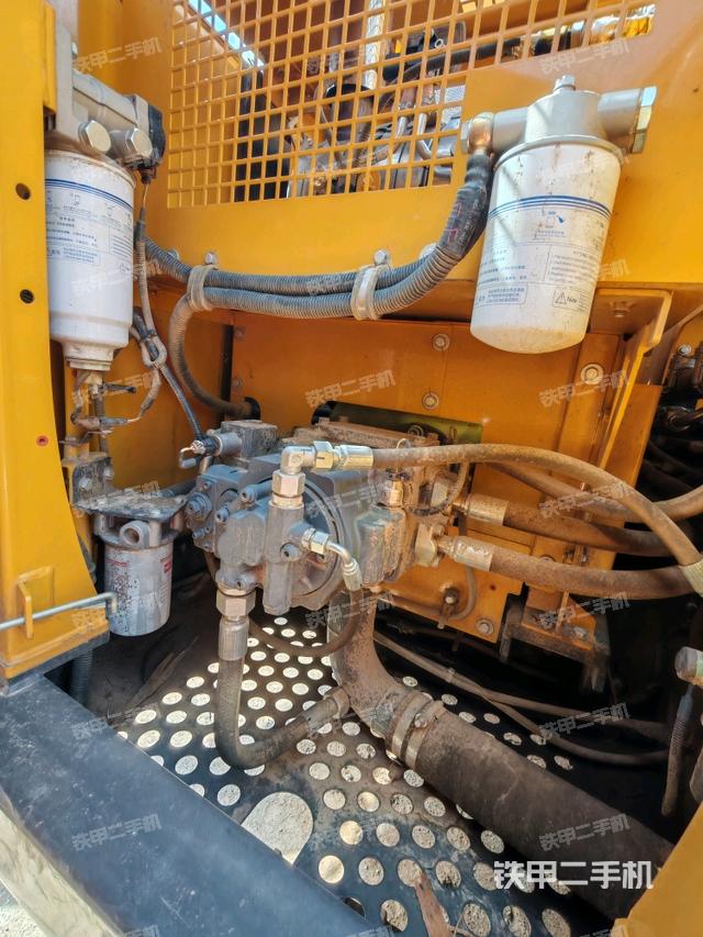 液压泵舱室正面整体(整机外观) 液压泵舱室正面整体(整机外观)