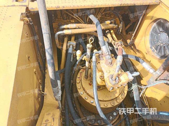 回转马达和主控阀(整机外观) 回转马达和主控阀(整机外观)