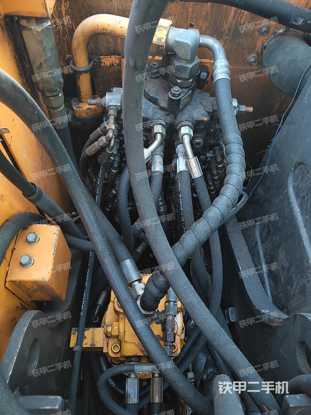 回转马达和主控阀（整机外观）