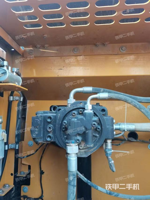 液压泵舱室正面整体(整机外观) 液压泵舱室正面整体(整机外观)