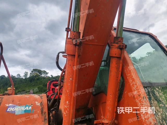 大臂油缸整体 竖拍(工作和回转装置) 大臂油缸整体 竖拍(工作和回转装置)