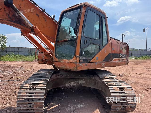 斗山DH215LC-9挖掘机