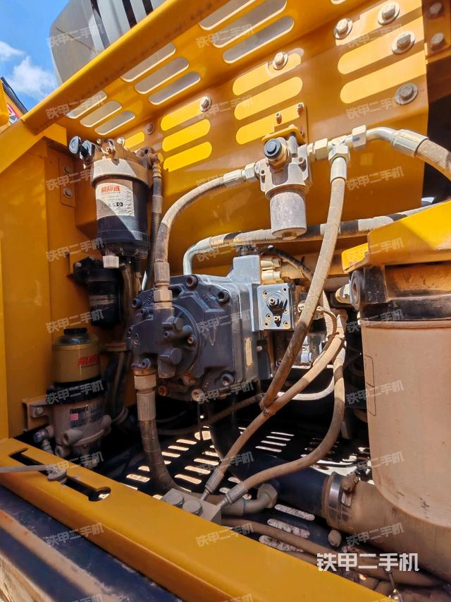 液壓泵艙室正面整體(整機外觀) 液壓泵艙室正面整體(整機外觀)