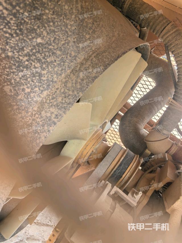 發(fā)動(dòng)機(jī)右側(cè)全景（壓路機(jī)發(fā)動(dòng)機(jī)艙）