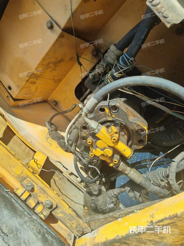 液压泵舱室正面整体（整机外观）