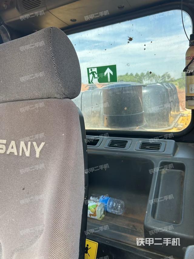 座椅右側(cè)控制臺(tái)/鑰匙門(mén)/油門(mén)/含右手柄（駕駛室部分）