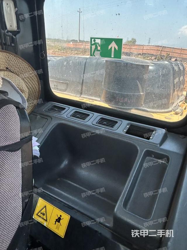 行走控制手柄和踏板?俯拍（駕駛室部分）