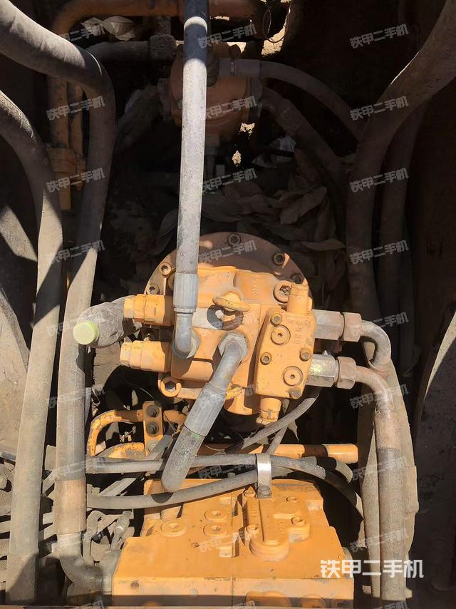 駕駛室頂部(整機(jī)外觀) 駕駛室頂部(整機(jī)外觀)