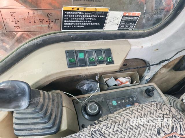 座椅右侧控制台/钥匙门/油门/含右手柄(驾驶室部分) 座椅右侧控制台/钥匙门/油门/含右手柄(驾驶室部分)