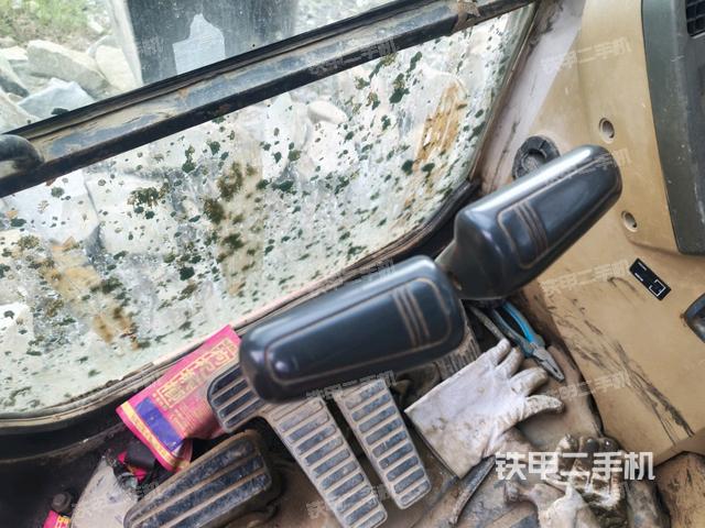 行走控制手柄和踏板 俯拍(驾驶室部分) 行走控制手柄和踏板 俯拍(驾驶室部分)