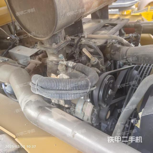 发动机右侧全景(压路机发动机舱) 发动机右侧全景(压路机发动机舱)