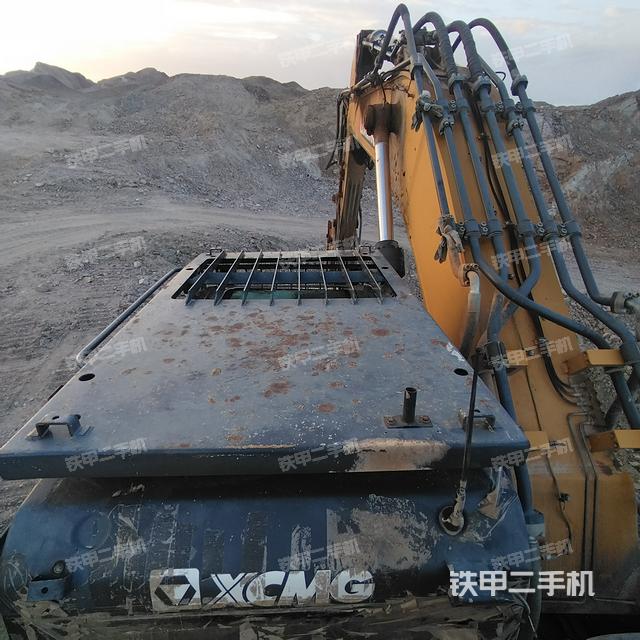 駕駛室頂部(整機(jī)外觀) 駕駛室頂部(整機(jī)外觀)