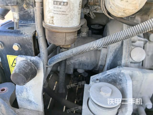 液压泵舱室正面整体（整机外观）