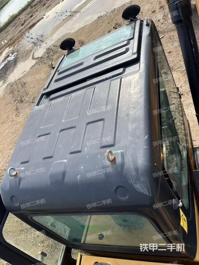 驾驶室顶部(整机外观) 驾驶室顶部(整机外观)