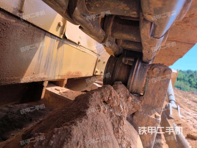 右侧履带全景(推土机底盘及工作装置) 右侧履带全景(推土机底盘及工作装置)