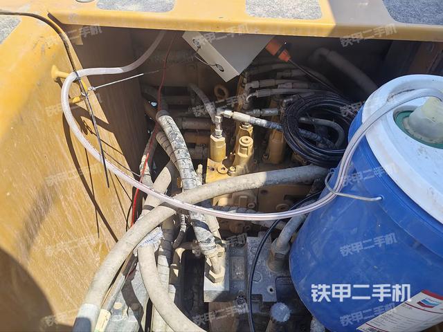 回轉(zhuǎn)馬達(dá)和主控閥（整機(jī)外觀）