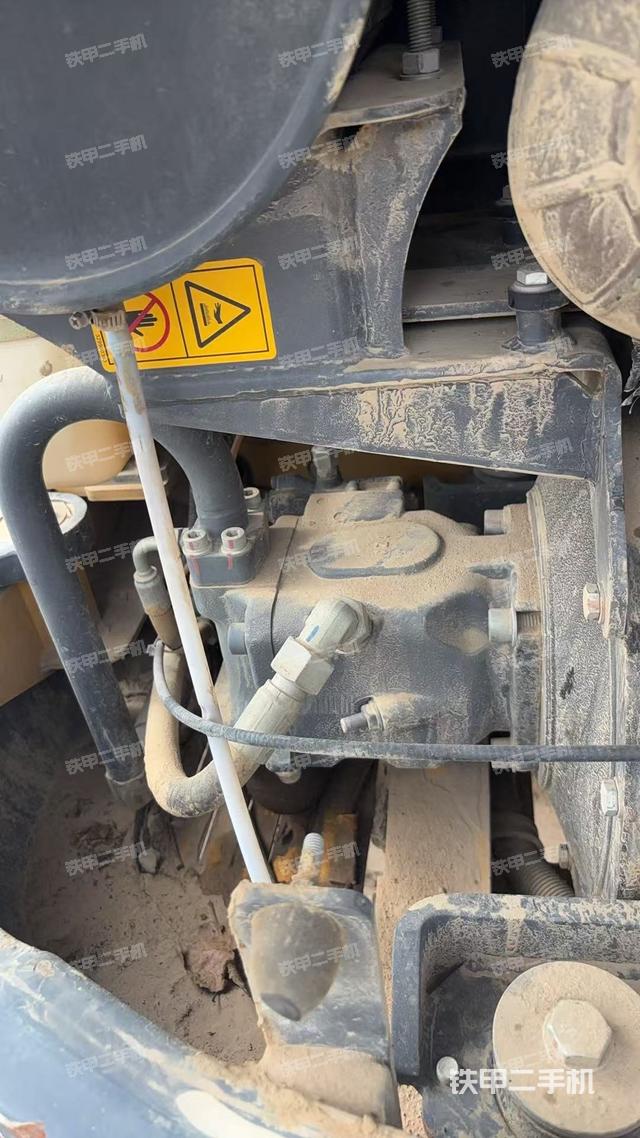 液压泵舱室正面整体（整机外观）