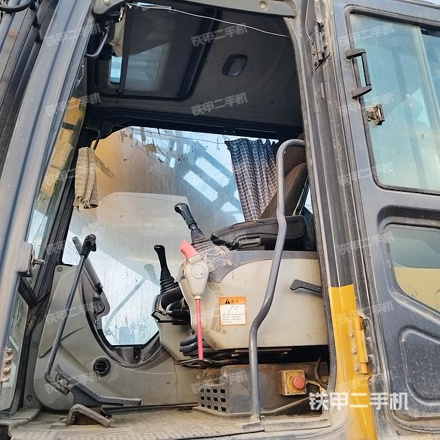 駕駛室整體(整機(jī)外觀) 駕駛室整體(整機(jī)外觀)