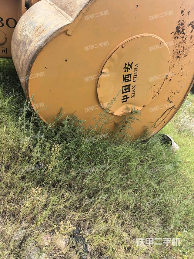 正右側(cè)（壓路機(jī)整機(jī)外觀）