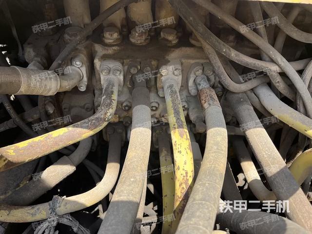 回轉(zhuǎn)馬達(dá)和主控閥（整機(jī)外觀）