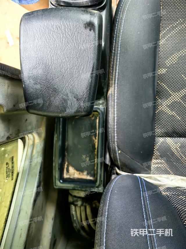 座椅左侧控制台/音响/含左手柄(驾驶室部分) 座椅左侧控制台/音响/含左手柄(驾驶室部分)