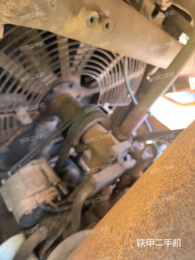 發(fā)動(dòng)機(jī)右側(cè)全景（推土機(jī)發(fā)動(dòng)機(jī)艙）