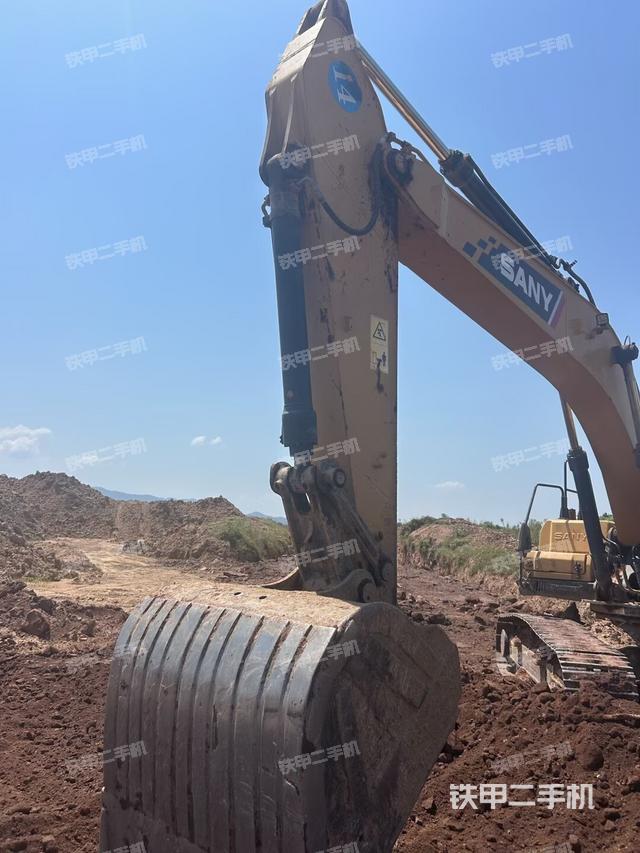 小臂整体左后(工作和回转装置) 小臂整体左后(工作和回转装置)