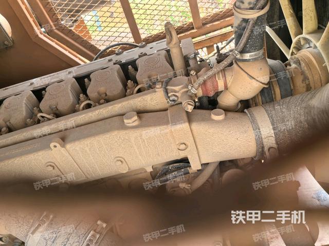 發(fā)動(dòng)機(jī)上部全景（壓路機(jī)發(fā)動(dòng)機(jī)艙）