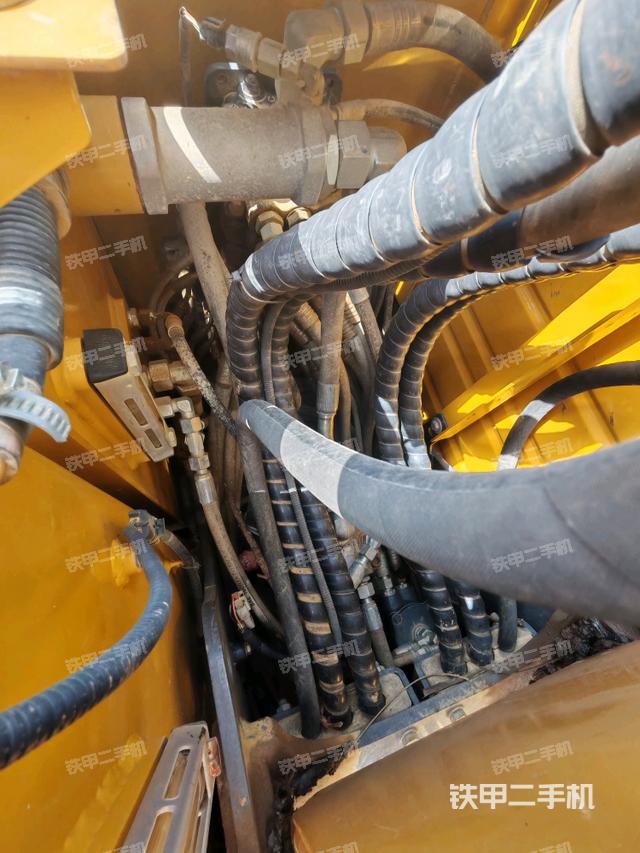 回轉(zhuǎn)馬達(dá)和主控閥（整機(jī)外觀）