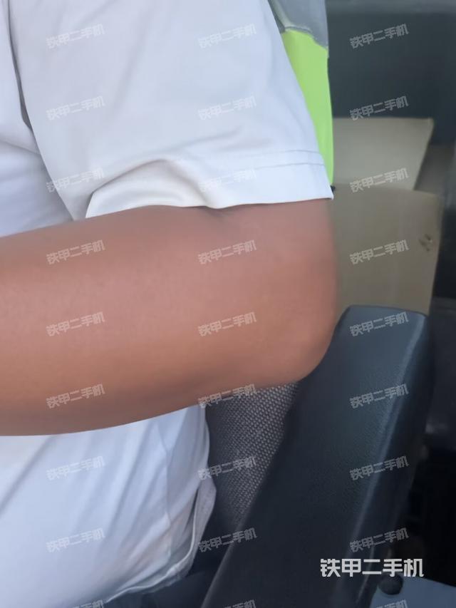 座椅右侧控制台/钥匙门/油门/含右手柄(驾驶室部分) 座椅右侧控制台/钥匙门/油门/含右手柄(驾驶室部分)