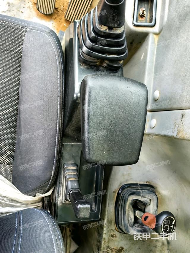 座椅右侧控制台/钥匙门/油门/含右手柄(驾驶室部分) 座椅右侧控制台/钥匙门/油门/含右手柄(驾驶室部分)