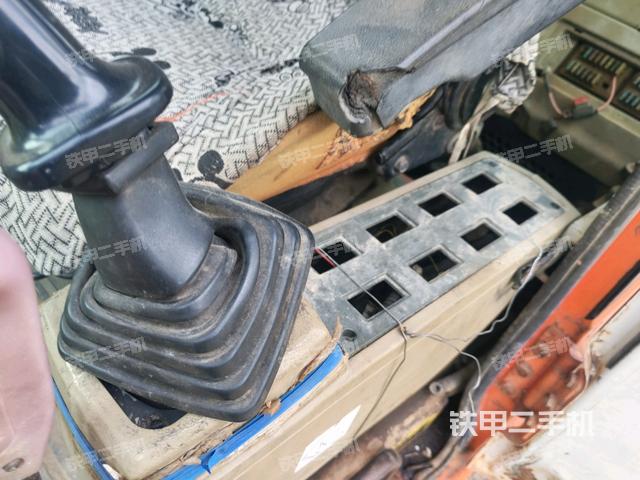 座椅左侧控制台/音响/含左手柄(驾驶室部分) 座椅左侧控制台/音响/含左手柄(驾驶室部分)