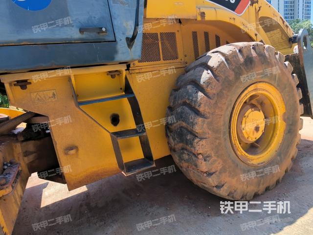 前轮左侧减震块连接及部件(压路机前后车架) 前轮左侧减震块连接及部件(压路机前后车架)