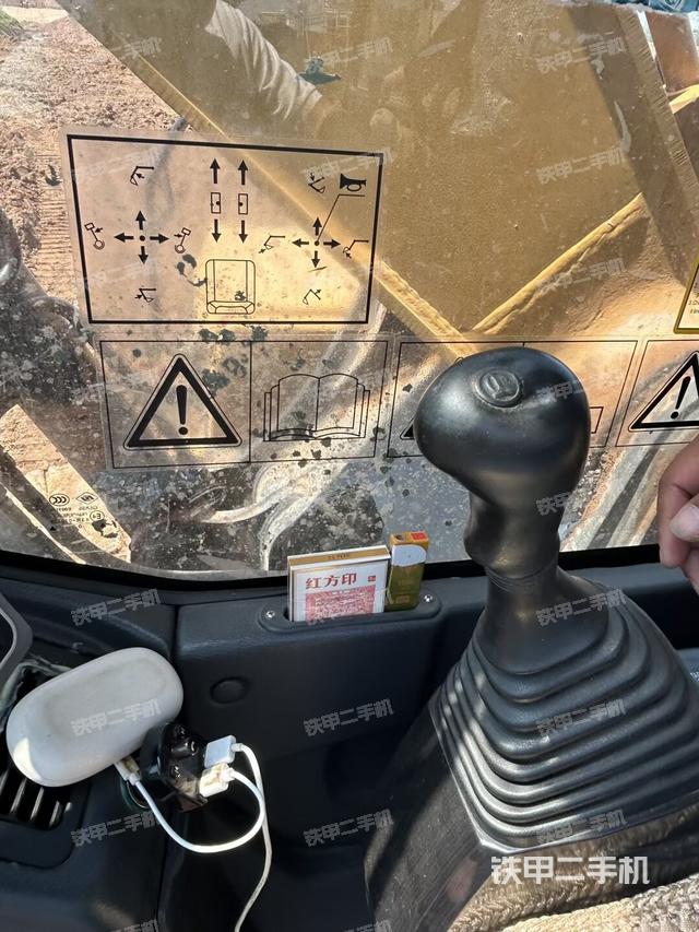 座椅右側(cè)控制臺(tái)/鑰匙門/油門/含右手柄（駕駛室部分）