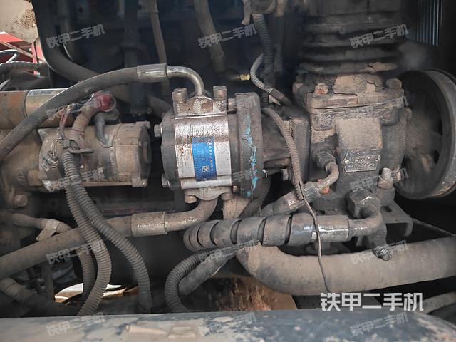 液壓泵艙室正面整體(整機外觀) 液壓泵艙室正面整體(整機外觀)