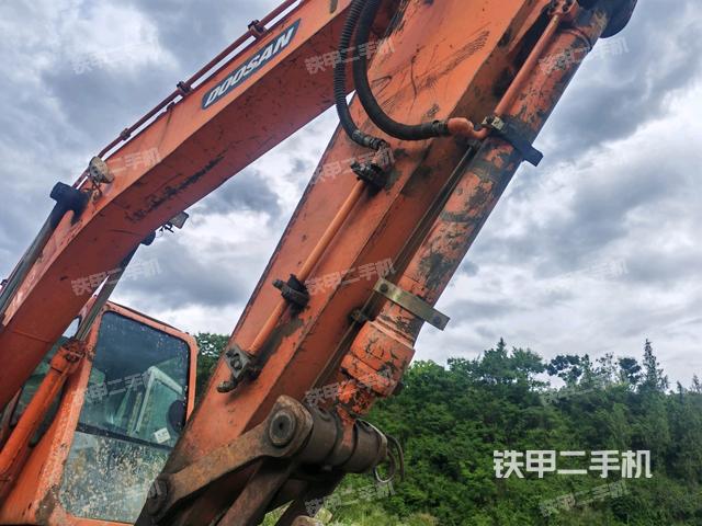 大臂根部 斜视(工作和回转装置) 大臂根部 斜视(工作和回转装置)