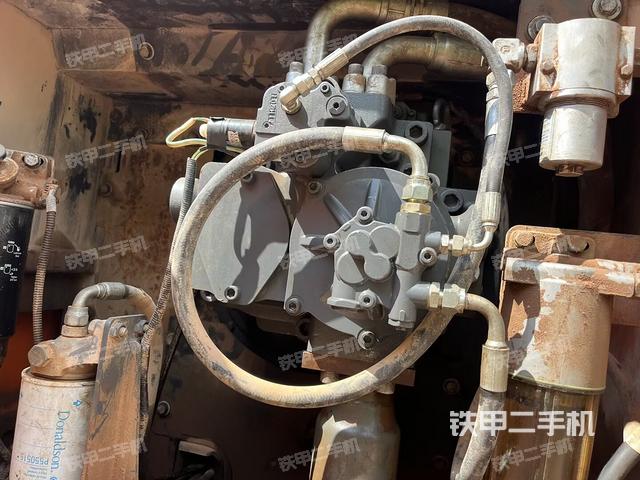 液压泵舱室正面整体(整机外观) 液压泵舱室正面整体(整机外观)