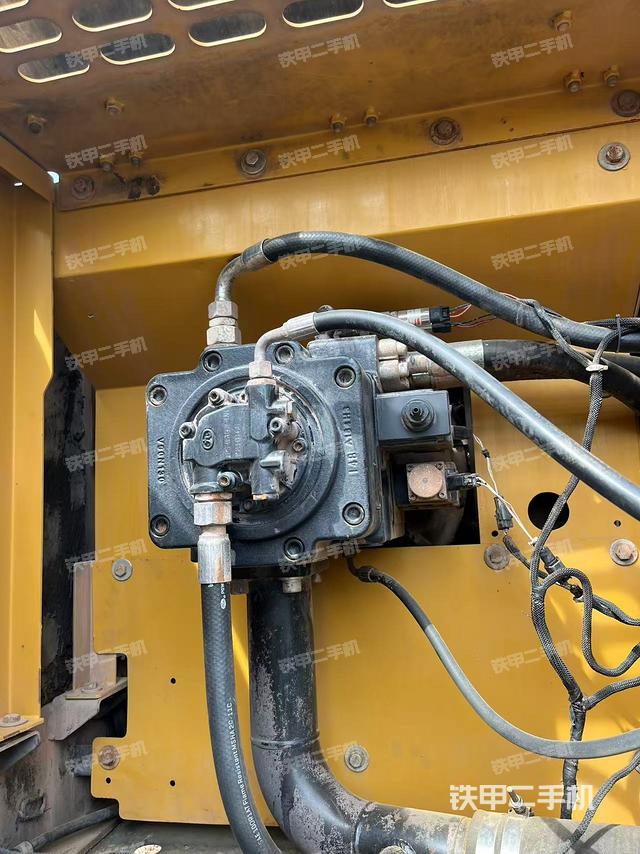 液压泵舱室正面整体(整机外观) 液压泵舱室正面整体(整机外观)