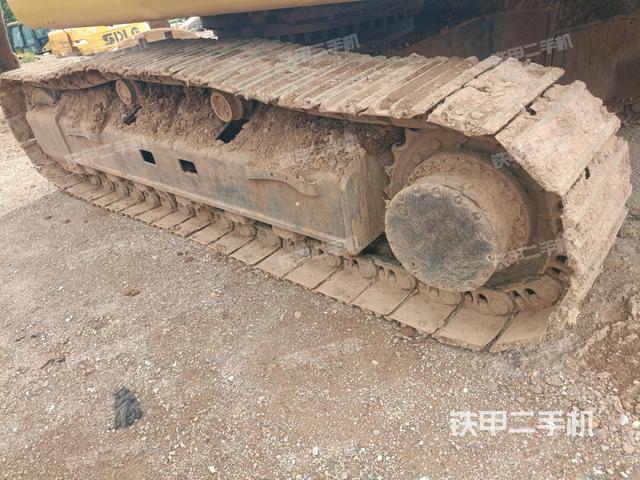 单侧履带整体(整机外观) 单侧履带整体(整机外观)