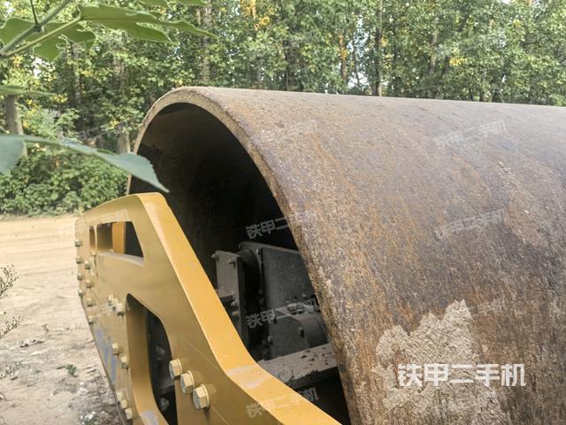前轮右侧减震块连接及部件(压路机前后车架) 前轮右侧减震块连接及部件(压路机前后车架)