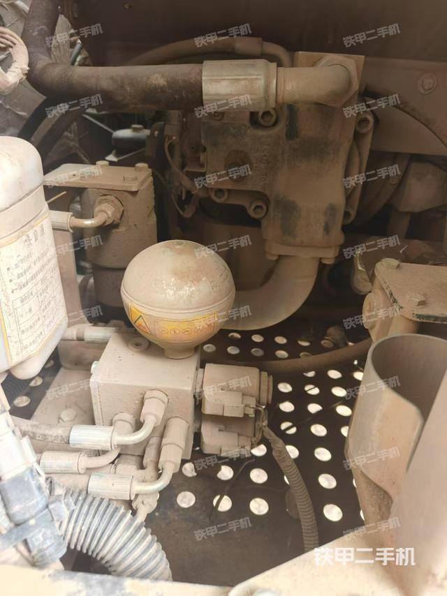 液壓泵艙室正面整體（整機(jī)外觀）