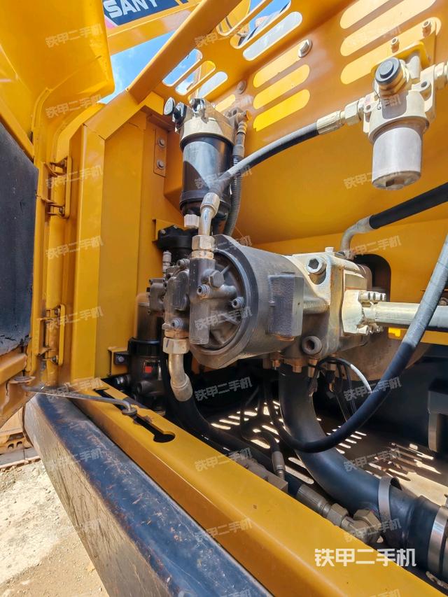 液壓泵艙室正面整體（整機(jī)外觀）