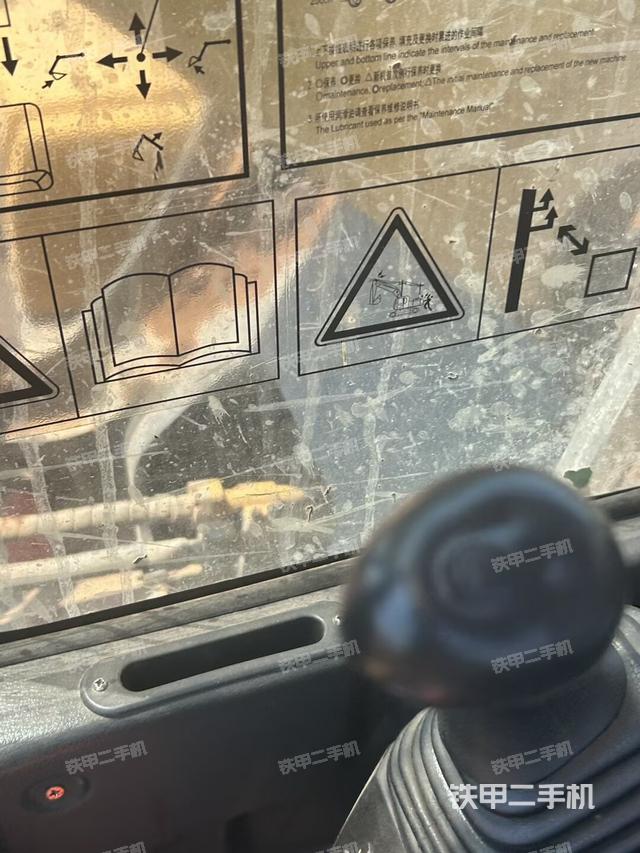 行走控制手柄和踏板 俯拍(驾驶室部分) 行走控制手柄和踏板 俯拍(驾驶室部分)