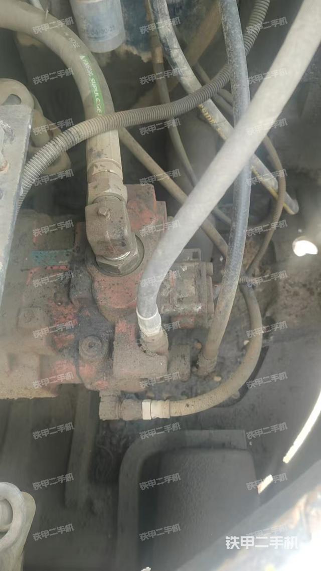 回轉馬達和主控閥（整機外觀）