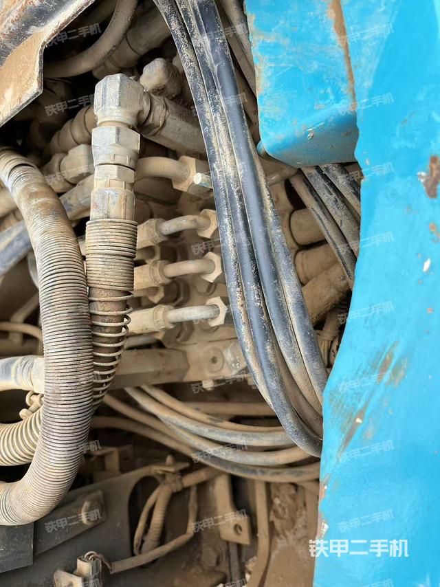 回轉(zhuǎn)馬達(dá)和主控閥（整機(jī)外觀）