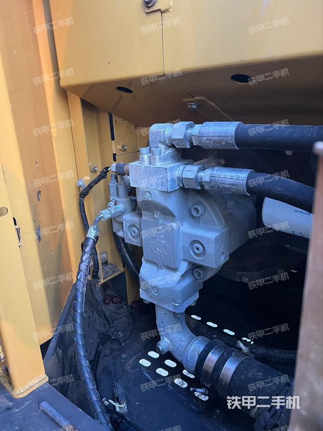 液壓泵艙室正面整體(整機外觀) 液壓泵艙室正面整體(整機外觀)