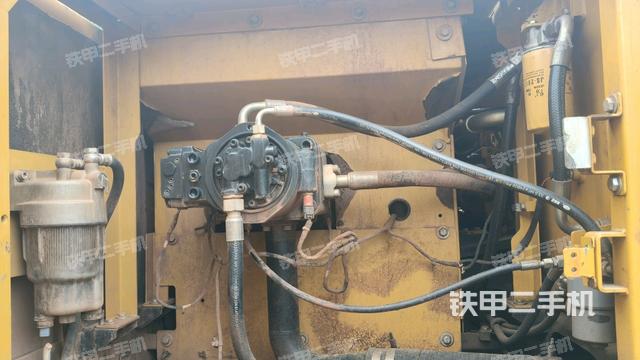 液压泵舱室正面整体(整机外观) 液压泵舱室正面整体(整机外观)