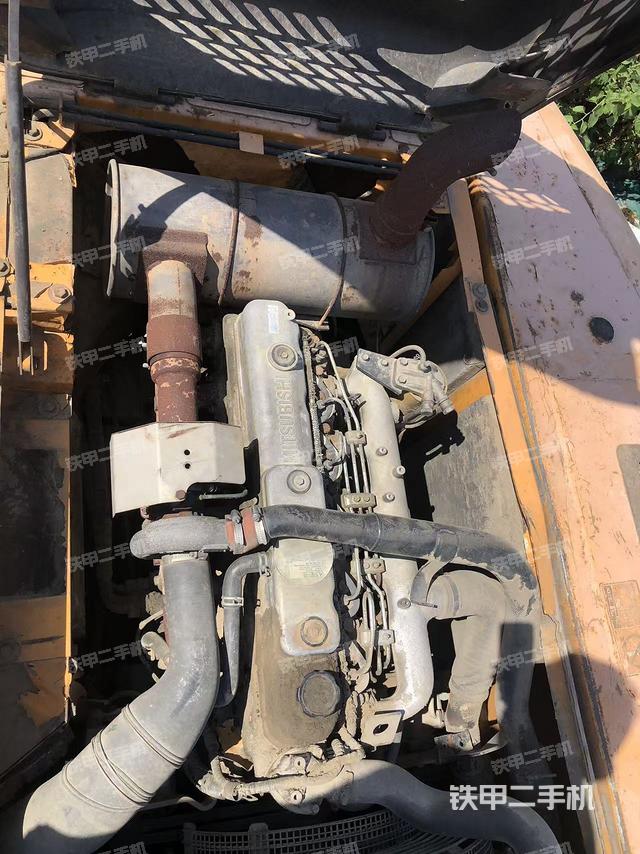 駕駛室整體(整機(jī)外觀) 駕駛室整體(整機(jī)外觀)